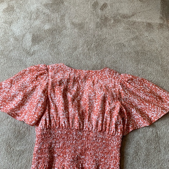 Abercrombie and Fitch Flutter Sleeve Smocked Waist Top in Coral Print L - Picture 2 of 5